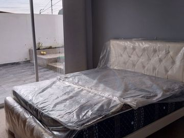 Casa amoblada en venta, sector Carcelén, 3 dormitorios, 2 estacionamientos, patio y BBQ
