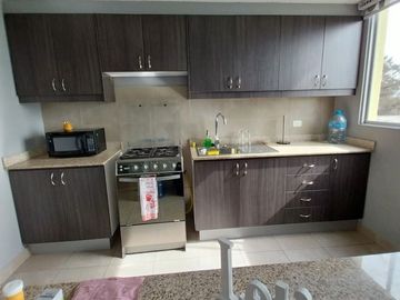 Casa amoblada en venta, sector Carcelén, 3 dormitorios, 2 estacionamientos, patio y BBQ