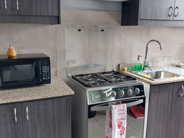 Casa amoblada en venta, sector Carcelén, 3 dormitorios, 2 estacionamientos, patio y BBQ