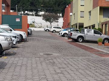 Casa amoblada en venta, sector Carcelén, 3 dormitorios, 2 estacionamientos, patio y BBQ