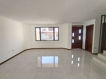 CASA A ESTRENAR URBANIZACIÓN 