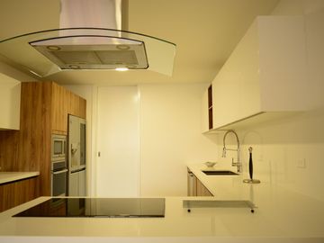 En Venta Departamento de Lujo de 3 Dormitorios en Puertas del Sol - Ordoñez Lasso