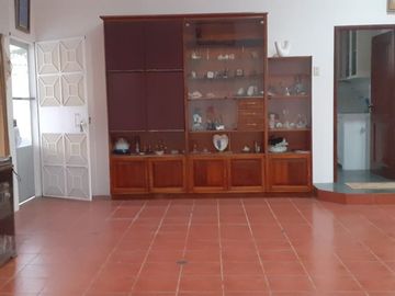 **En Venta Lote de 993 metros con Amplia Casa y Anexo Independiente en Brisas del Mar Salinas, Ecuador**