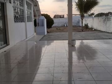 **En Venta Lote de 993 metros con Amplia Casa y Anexo Independiente en Brisas del Mar Salinas, Ecuador**