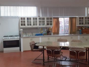 **En Venta Lote de 993 metros con Amplia Casa y Anexo Independiente en Brisas del Mar Salinas, Ecuador**