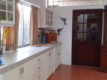**En Venta Lote de 993 metros con Amplia Casa y Anexo Independiente en Brisas del Mar Salinas, Ecuador**