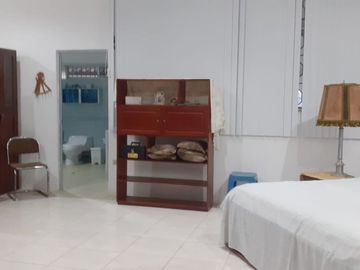 **En Venta Lote de 993 metros con Amplia Casa y Anexo Independiente en Brisas del Mar Salinas, Ecuador**