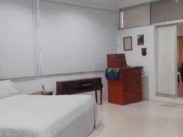 **En Venta Lote de 993 metros con Amplia Casa y Anexo Independiente en Brisas del Mar Salinas, Ecuador**