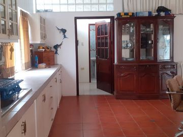 **En Venta Lote de 993 metros con Amplia Casa y Anexo Independiente en Brisas del Mar Salinas, Ecuador**