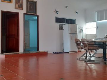 **En Venta Lote de 993 metros con Amplia Casa y Anexo Independiente en Brisas del Mar Salinas, Ecuador**