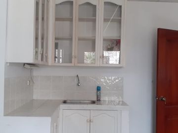 **En Venta Lote de 993 metros con Amplia Casa y Anexo Independiente en Brisas del Mar Salinas, Ecuador**