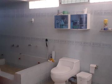 **En Venta Lote de 993 metros con Amplia Casa y Anexo Independiente en Brisas del Mar Salinas, Ecuador**