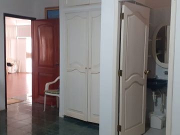 **En Venta Lote de 993 metros con Amplia Casa y Anexo Independiente en Brisas del Mar Salinas, Ecuador**