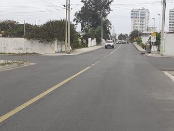**En Venta Lote de 993 metros con Amplia Casa y Anexo Independiente en Brisas del Mar Salinas, Ecuador**