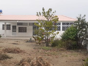 **En Venta Lote de 993 metros con Amplia Casa y Anexo Independiente en Brisas del Mar Salinas, Ecuador**