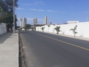 **En Venta Lote de 993 metros con Amplia Casa y Anexo Independiente en Brisas del Mar Salinas, Ecuador**