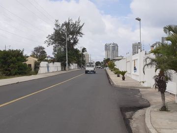 **En Venta Lote de 993 metros con Amplia Casa y Anexo Independiente en Brisas del Mar Salinas, Ecuador**