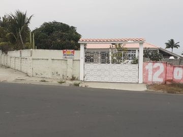 **En Venta Lote de 993 metros con Amplia Casa y Anexo Independiente en Brisas del Mar Salinas, Ecuador**