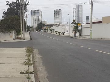 **En Venta Lote de 993 metros con Amplia Casa y Anexo Independiente en Brisas del Mar Salinas, Ecuador**