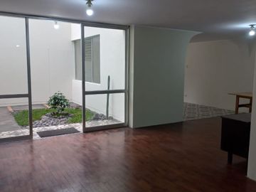 Se Alquila Oficina/Deposito Con Jardin Interior En Primer Piso.