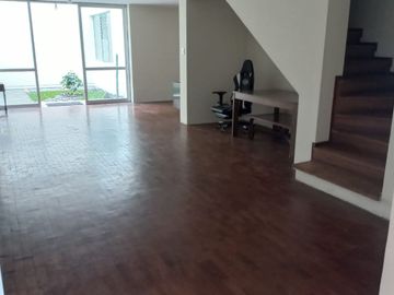 Se Alquila Oficina/Deposito Con Jardin Interior En Primer Piso.