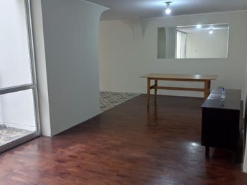 Se Alquila Oficina/Deposito Con Jardin Interior En Primer Piso.