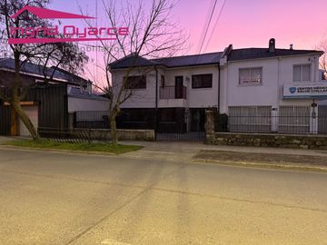 Vendo céntrica y amplia  casa  en esquina estratégica a pasos del centro de Chillan ,especial empresas