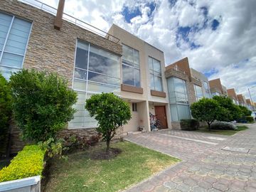 Casa en Venta de 3 Dormitorios en Tumbaco Quito