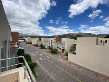 Casa en Venta de 3 Dormitorios en Tumbaco Quito