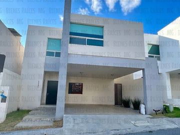 Casa en venta en PRIVADA Vistancia 1er Sector, atrás de La Rioja, Esfera, con 100 m² de patio!!! Sin vecino atrás, muy cerca de esquina, con facilidad