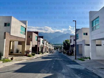 Casa en venta en PRIVADA Vistancia 1er Sector, atrás de La Rioja, Esfera, con 100 m² de patio!!! Sin vecino atrás, muy cerca de esquina, con facilidad