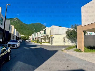 Casa en venta en PRIVADA Vistancia 1er Sector, atrás de La Rioja, Esfera, con 100 m² de patio!!! Sin vecino atrás, muy cerca de esquina, con facilidad