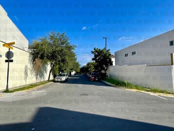 Casa en venta en PRIVADA Vistancia 1er Sector, atrás de La Rioja, Esfera, con 100 m² de patio!!! Sin vecino atrás, muy cerca de esquina, con facilidad