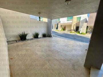 Casa en venta en PRIVADA Vistancia 1er Sector, atrás de La Rioja, Esfera, con 100 m² de patio!!! Sin vecino atrás, muy cerca de esquina, con facilidad
