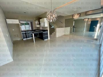Casa en venta en PRIVADA Vistancia 1er Sector, atrás de La Rioja, Esfera, con 100 m² de patio!!! Sin vecino atrás, muy cerca de esquina, con facilidad