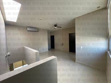 Casa en venta en PRIVADA Vistancia 1er Sector, atrás de La Rioja, Esfera, con 100 m² de patio!!! Sin vecino atrás, muy cerca de esquina, con facilidad