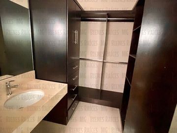 Casa en venta en PRIVADA Vistancia 1er Sector, atrás de La Rioja, Esfera, con 100 m² de patio!!! Sin vecino atrás, muy cerca de esquina, con facilidad