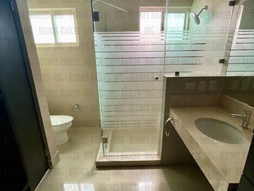 Casa en venta en PRIVADA Vistancia 1er Sector, atrás de La Rioja, Esfera, con 100 m² de patio!!! Sin vecino atrás, muy cerca de esquina, con facilidad