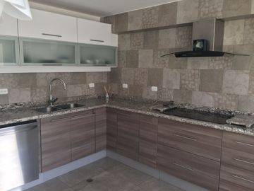 VENTA DEPARTAMENTO DUPLEX DE 4 DORMITORIOS , SECTOR LA CAROLINA