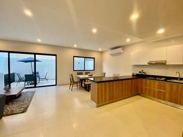 CASA EN RESIDENCIAL RIO COMODA, AMPLIA E  ILUMINADA CON ALBERCA PROPIA.