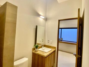 CASA EN RESIDENCIAL RIO COMODA, AMPLIA E  ILUMINADA CON ALBERCA PROPIA.