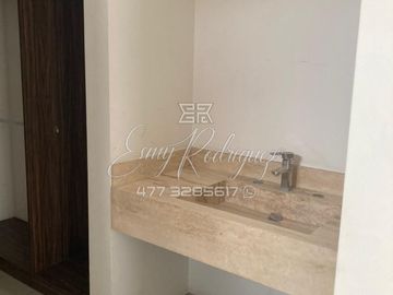 CASA EN VENTA, ALAMEDAS DE ALCAZAR. León,Gto; 3 REC.ROOF GARDEN, EQUIPADA, PRIVADA