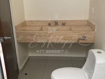 CASA EN VENTA, ALAMEDAS DE ALCAZAR. León,Gto; 3 REC.ROOF GARDEN, EQUIPADA, PRIVADA