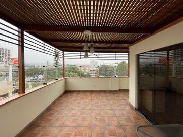 Hermoso Departamento Triplex en Miraflores, con Amplia Terraza Techada  y Zona De Parrilla