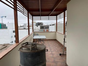 Hermoso Departamento Triplex en Miraflores, con Amplia Terraza Techada  y Zona De Parrilla