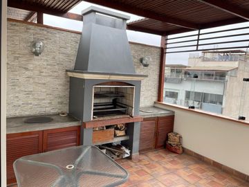 Hermoso Departamento Triplex en Miraflores, con Amplia Terraza Techada  y Zona De Parrilla