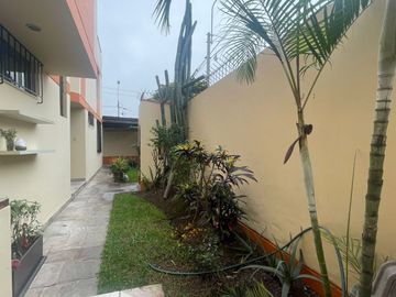 VENDO PRECIOSA CASA EN ESQUINA CON VISTA A AVENIDA EN SANTIAGO DE SURCO