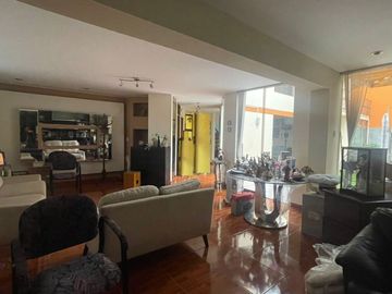 VENDO PRECIOSA CASA EN ESQUINA CON VISTA A AVENIDA EN SANTIAGO DE SURCO