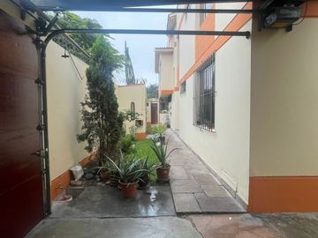 VENDO PRECIOSA CASA EN ESQUINA CON VISTA A AVENIDA EN SANTIAGO DE SURCO