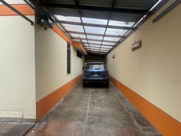 VENDO PRECIOSA CASA EN ESQUINA CON VISTA A AVENIDA EN SANTIAGO DE SURCO
